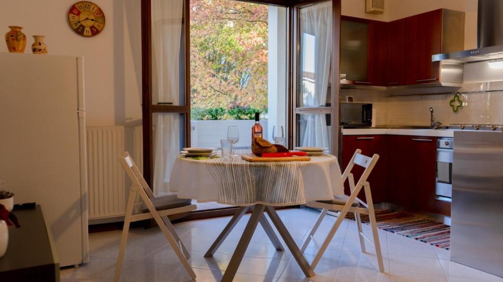 cocina con mesa y sillas en una habitación en PICCI HOUSE, en Noale