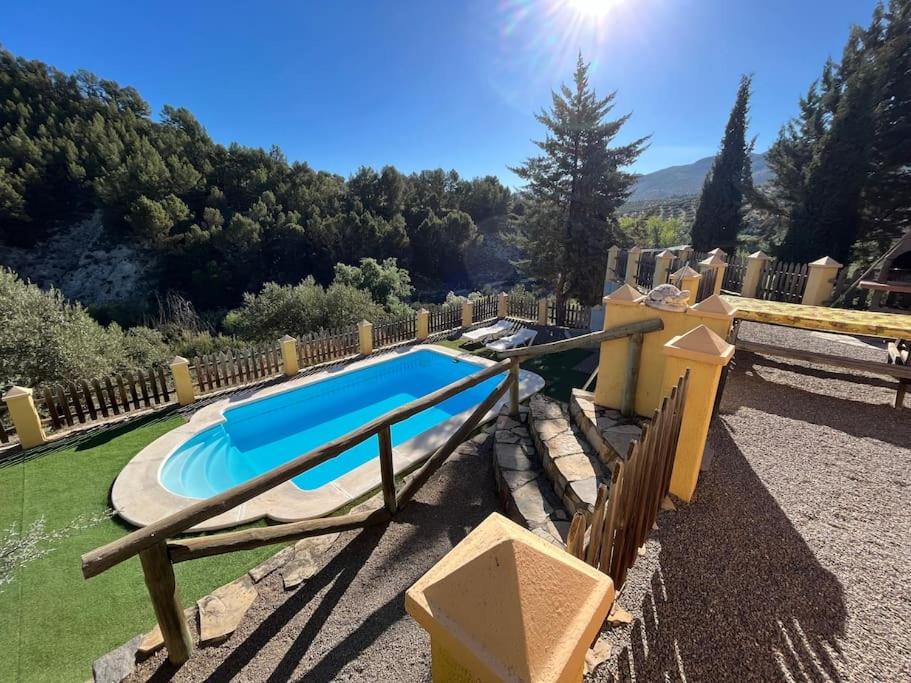 una gran piscina en un patio junto a una valla en Villa El Rio met privé zwembad & 100% privacy, en Sabariego