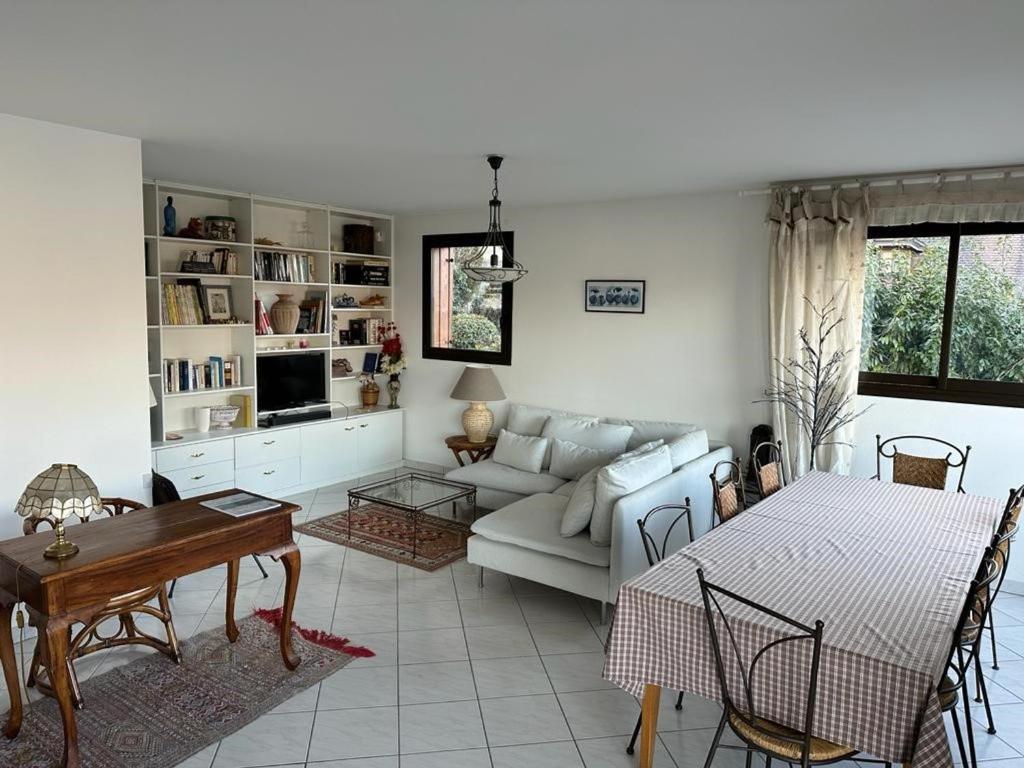 uma sala de estar com um sofá e uma mesa em Appartement Annecy, 4 pièces, 6 personnes - FR-1-432-7 em Annecy
