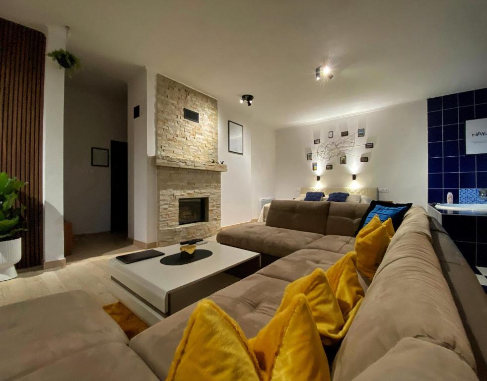 sala de estar con sofá y chimenea en Angel's Apartment, en Banská Bystrica