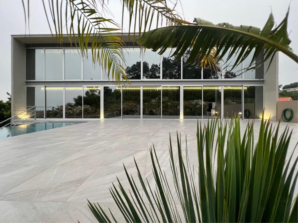 un grande edificio con molte finestre di Casa da Arda, piscina exclusiva, entre mar e a montanha a Armada