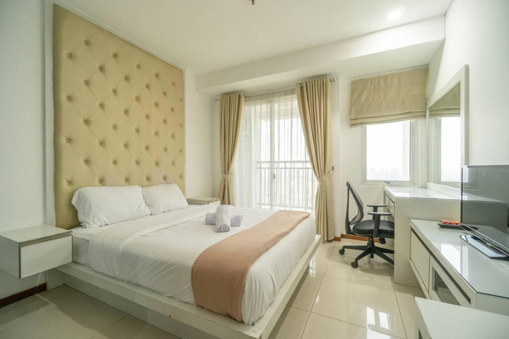 Postel nebo postele na pokoji v ubytování Warm and Comfy studio in central Jakarta, SCBD