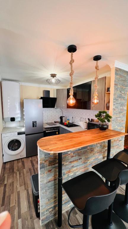 une cuisine avec un comptoir en bois dans une pièce dans l'établissement Pluton, à Montpellier