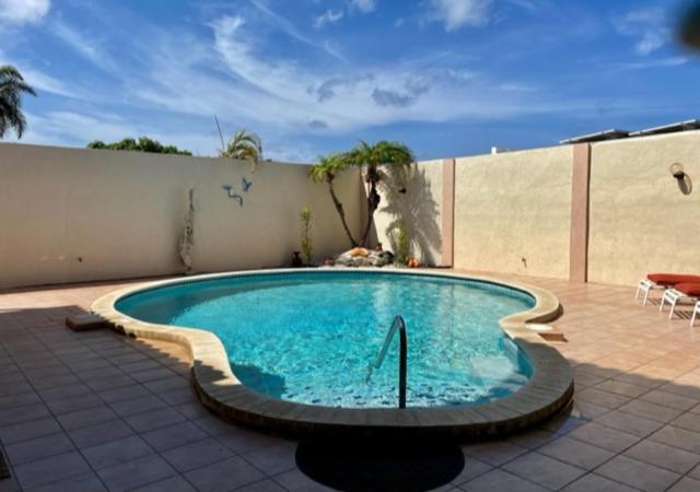 uma piscina no meio de um pátio em Beachside Villa at Boca Catalina em Palm-Eagle Beach