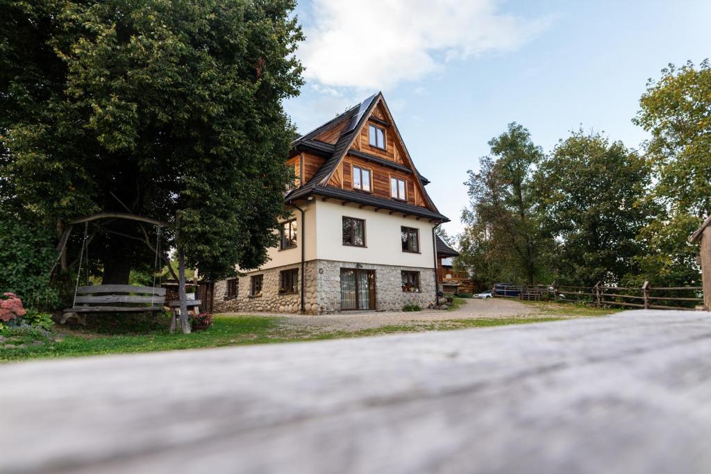 a house on the side of a road at Ku Sośnie in Bukowina Tatrzańska