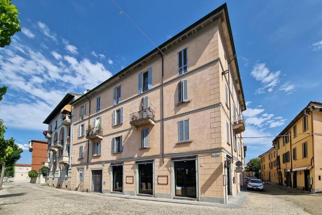 ein großes Backsteingebäude mit Fenstern auf einer Straße in der Unterkunft La Casa dei Sogni: Bilocale Chic a Pavia in Pavia