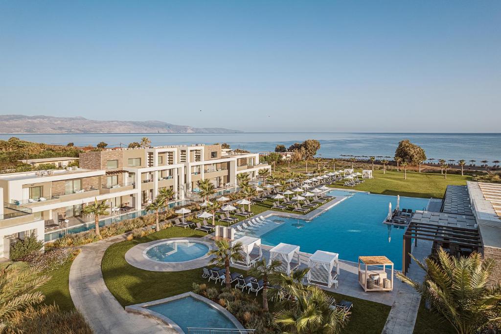 Myrion Beach Resort & Spa - Adults Only في ييراني: اطلالة جوية على منتجع مع مسبح