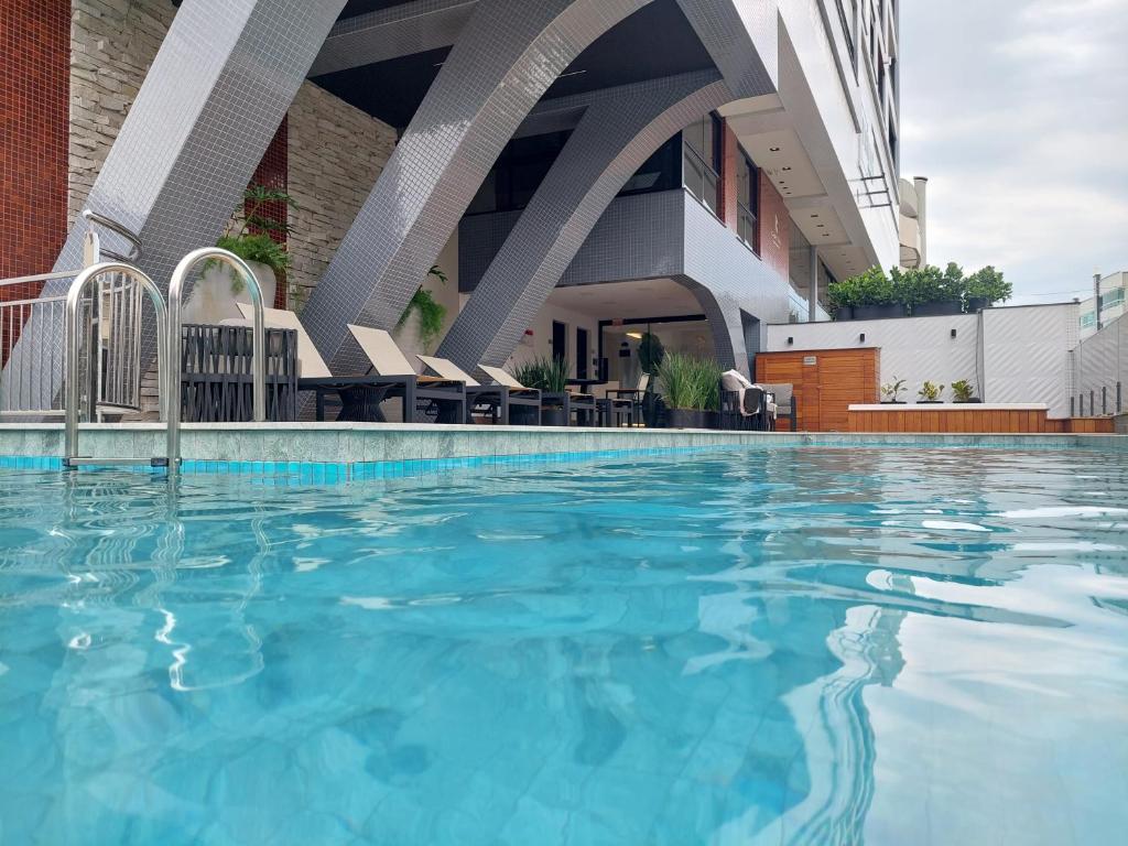 ボンビーニャスにあるÓtimo Apto, Jacuzzi aquecida e piscina, pertinho da praiaの建物前のスイミングプール