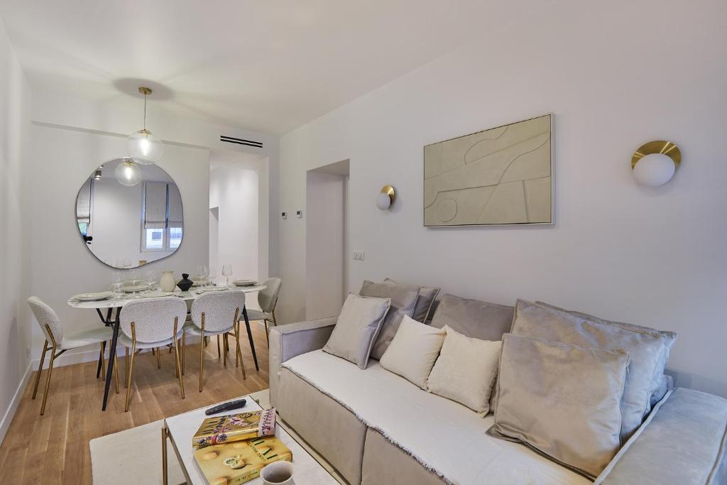 un salon avec un canapé et une table dans l'établissement Résidense au coeur de Paris by Studio prestige, à Paris