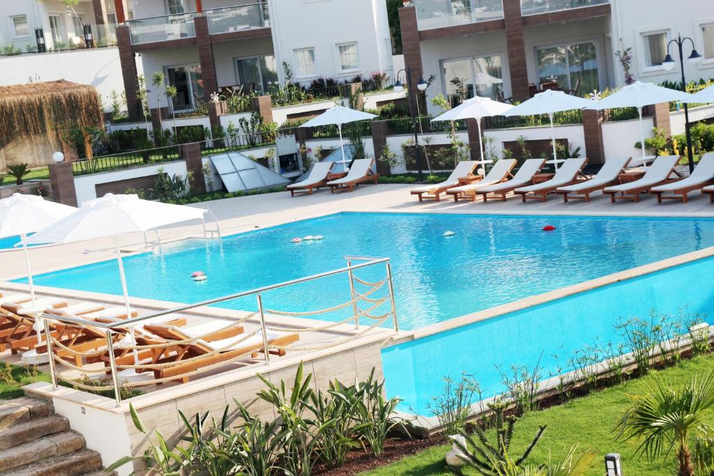 Bazén v ubytování Dibek Homes Villa & Hotel nebo v jeho okolí