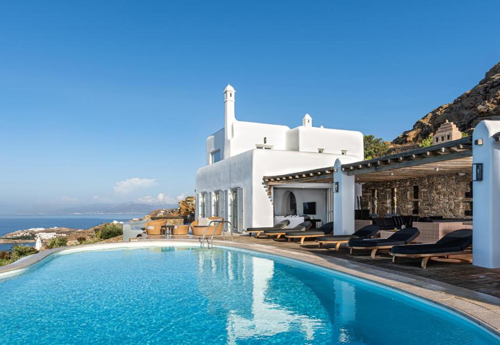 una piscina di fronte a una villa di Villa Montessito Mykonos a Tourlos