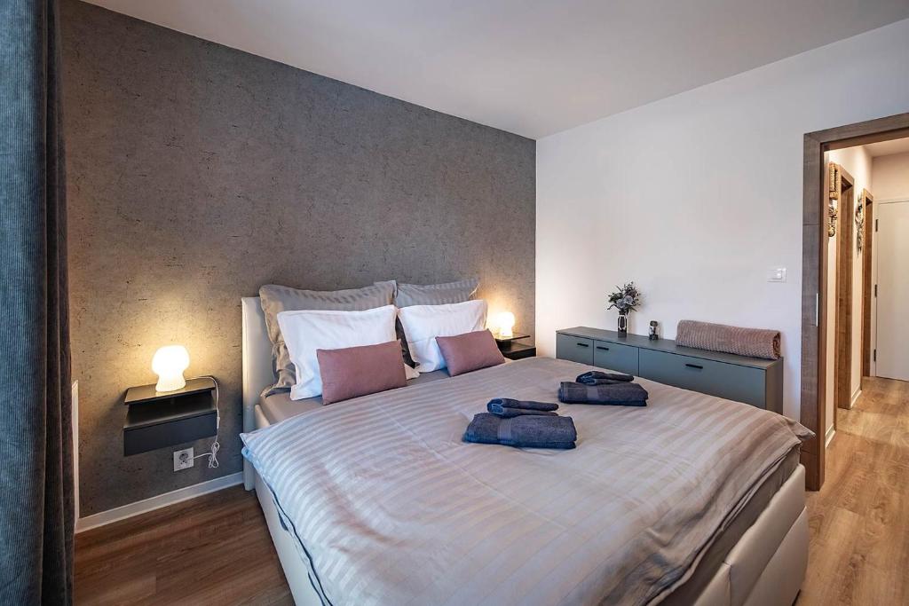 Postel nebo postele na pokoji v ubytování Apartments Centrum Hviezdoslav