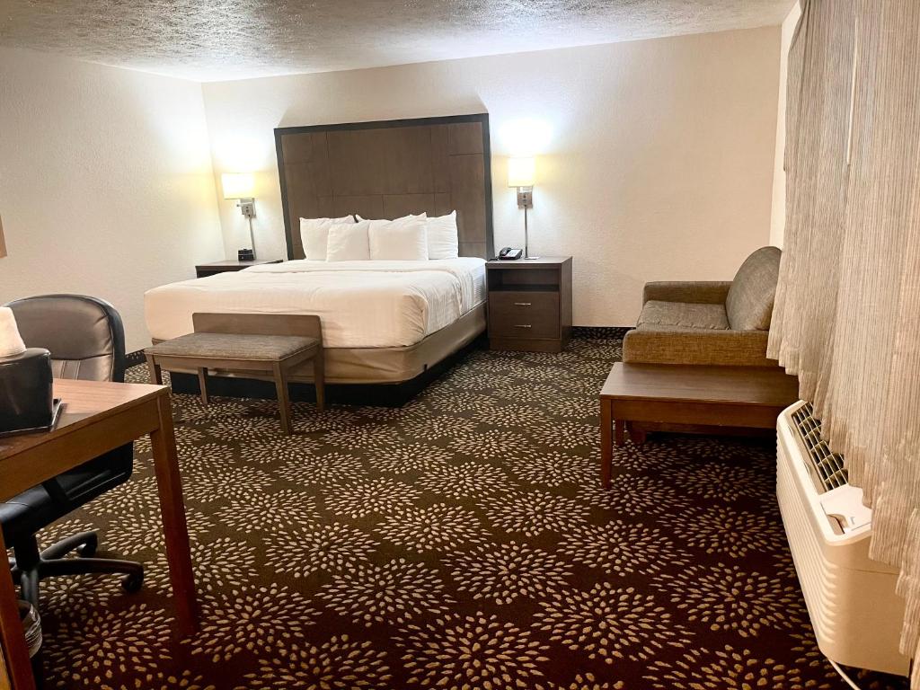 Clarion Pointe Wenatchee - King Suite With Sofa Bed - Non Smoking