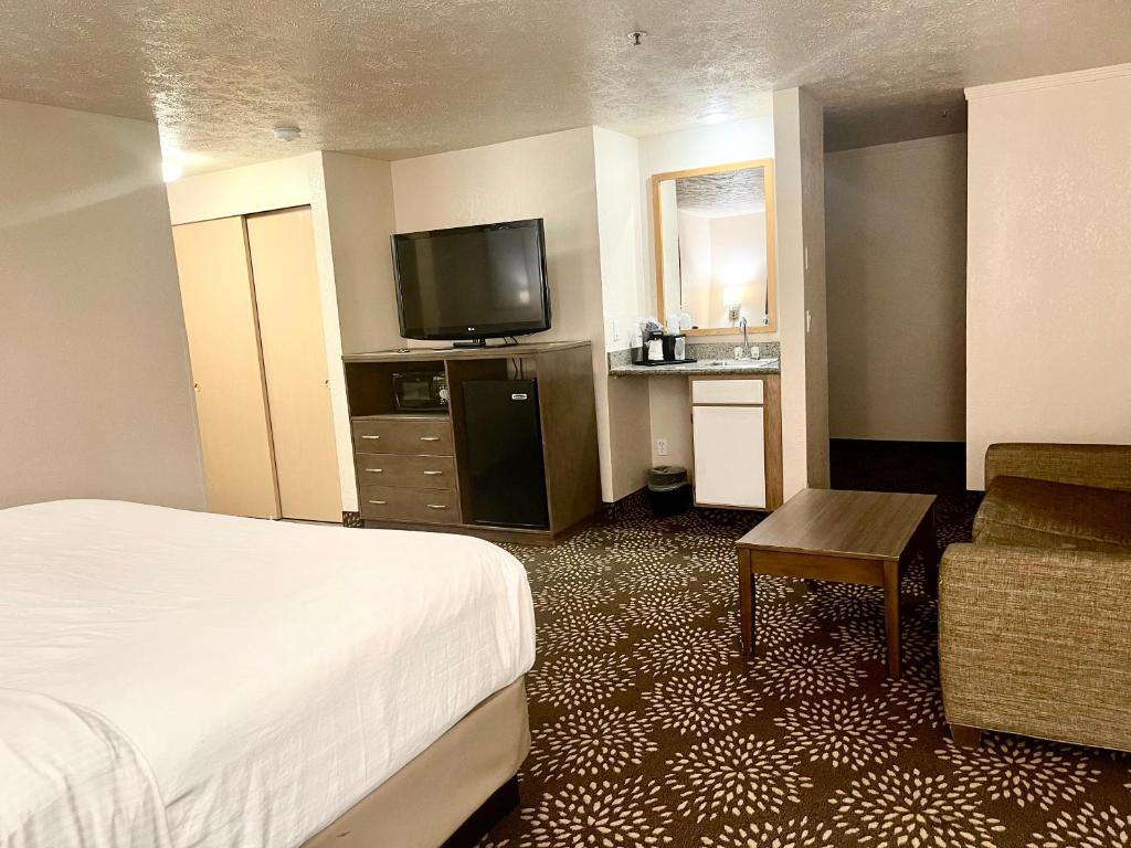 Clarion Pointe Wenatchee - King Room - Non Smoking