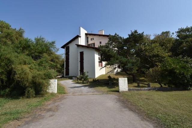 une maison sur une colline avec un chemin de terre dans l'établissement Seignosse appartement t3 seignosse les bourdaines, à Seignosse