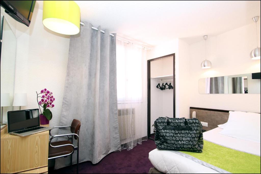 TV a/nebo společenská místnost v ubytování Hôtel Peyramale