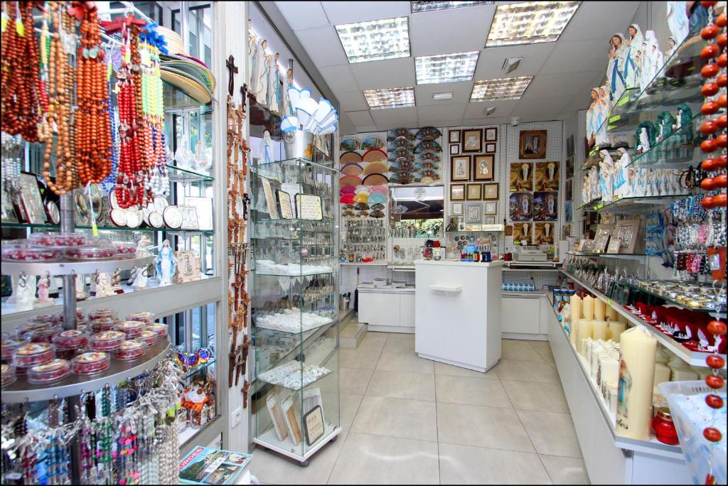Supermarket nebo jiné obchody v  hotelu nebo okolí
