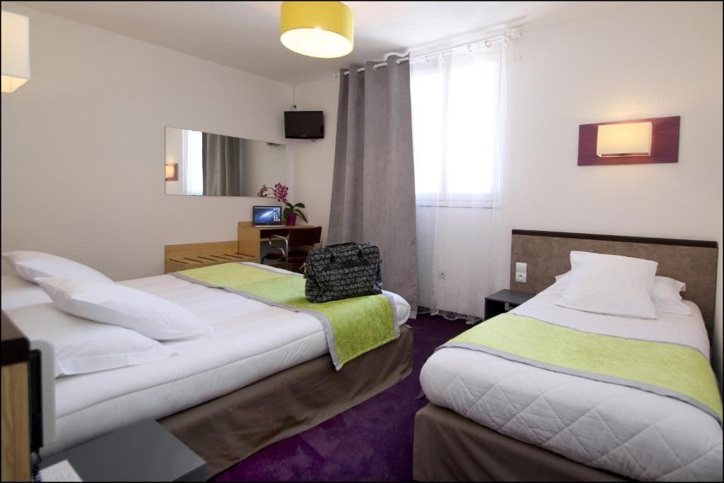 Postel nebo postele na pokoji v ubytování Hôtel Peyramale