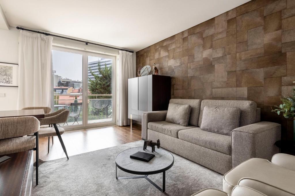 ein Wohnzimmer mit einem Sofa und einem Tisch in der Unterkunft Marques Best Apartments | Lisbon Best Apartments in Lissabon