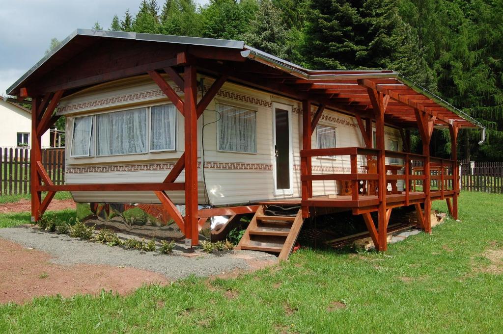 ein kleines Haus mit einer Veranda auf dem Rasen in der Unterkunft Ubytovaní na kopečku in Velké Svatoňovice
