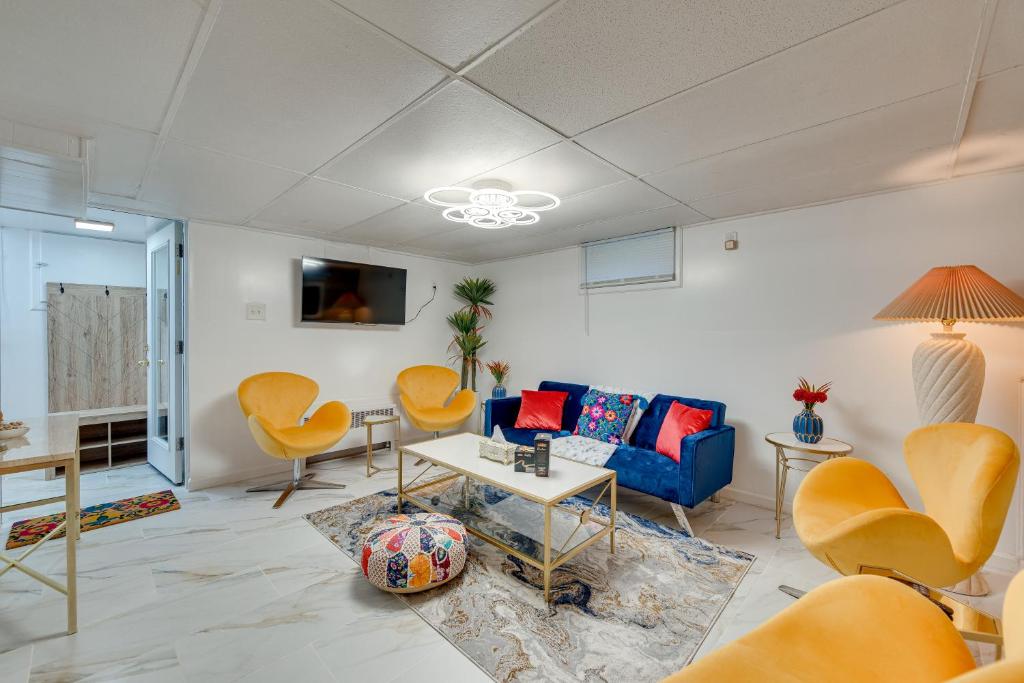ein Wohnzimmer mit einem blauen Sofa und gelben Stühlen in der Unterkunft Salem Vacation Rental 1 Mi to Downtown! in Salem