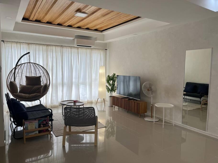 Monon Antipolo Japanese Onsen Feels في أنتيبولو: غرفة معيشة مع كراسي وتلفزيون وأريكة