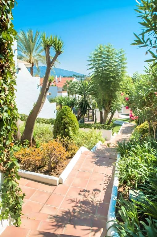 Vonkajšia záhrada v ubytovaní Gorgeous 2BR Apt. w/ Mountain View Puerto Banus
