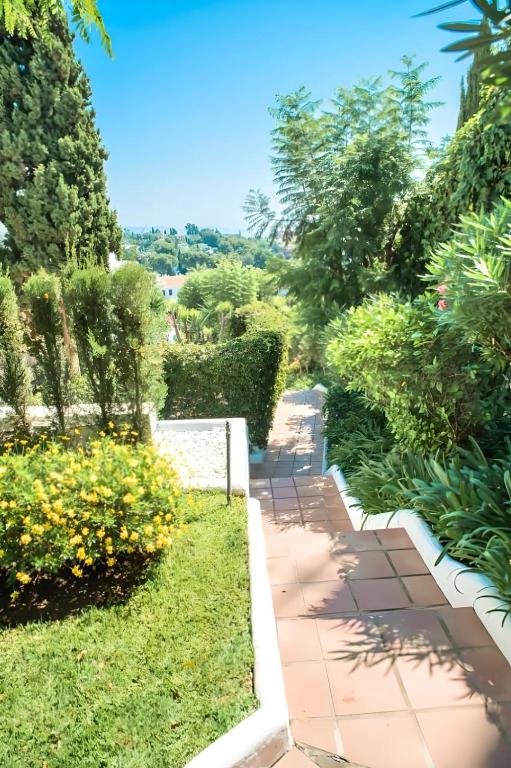 Vonkajšia záhrada v ubytovaní Gorgeous 2BR Apt. w/ Mountain View Puerto Banus