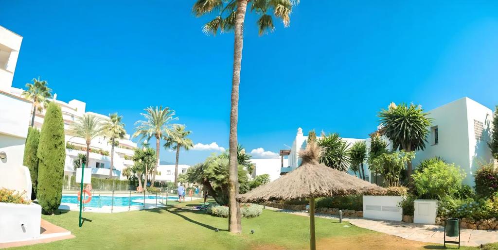Bazén v ubytovaní Gorgeous 2BR Apt. w/ Mountain View Puerto Banus alebo v jeho blízkosti