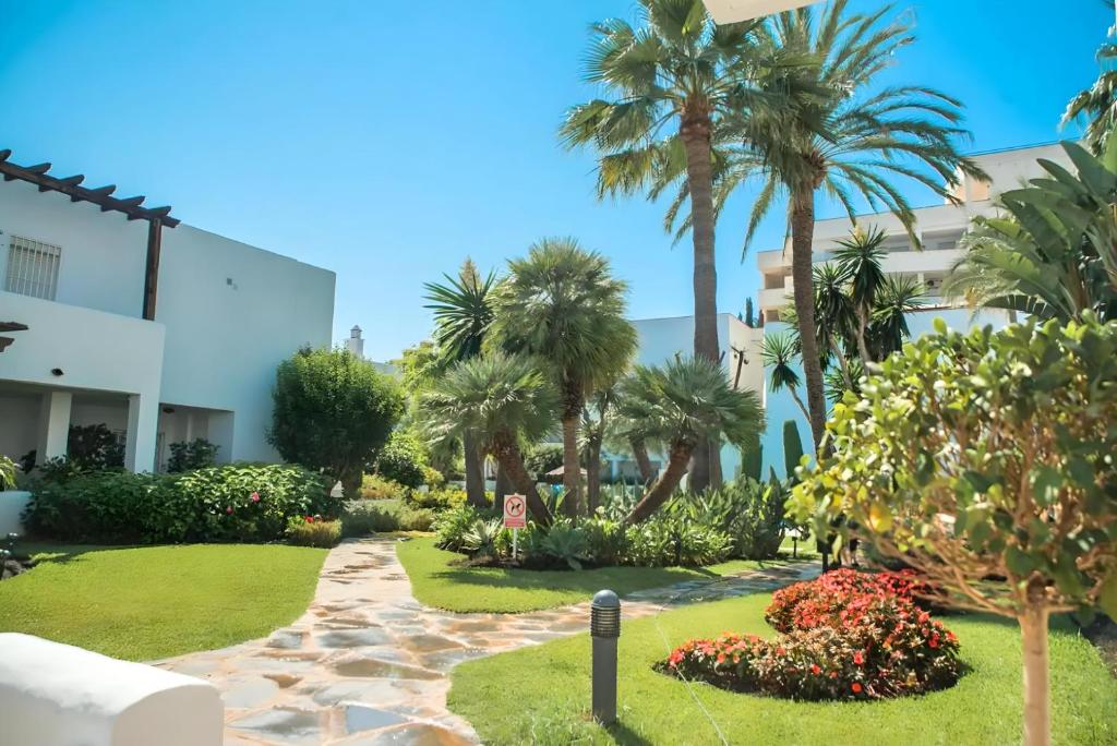 Vonkajšia záhrada v ubytovaní Gorgeous 2BR Apt. w/ Mountain View Puerto Banus