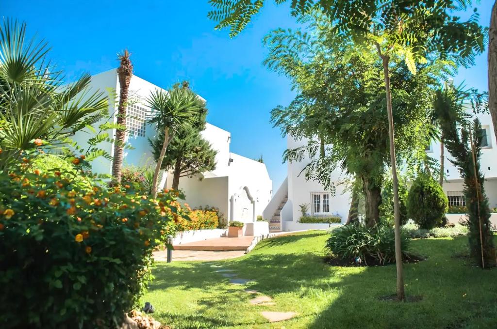 Vonkajšia záhrada v ubytovaní Gorgeous 2BR Apt. w/ Mountain View Puerto Banus