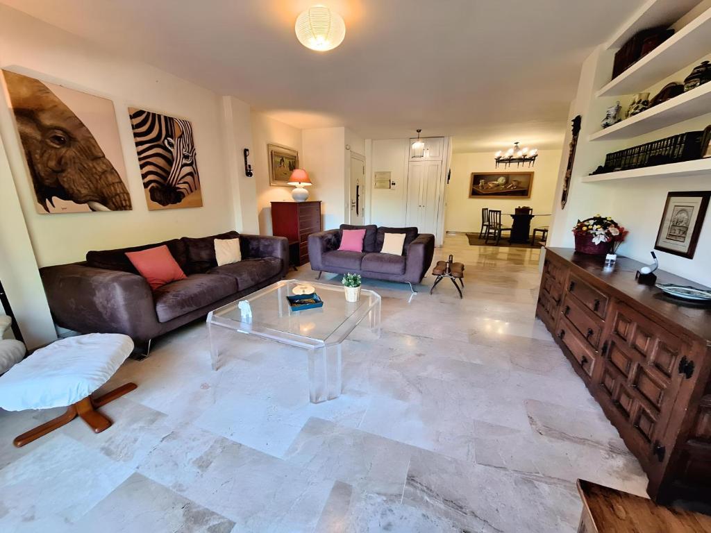 Posedenie v ubytovaní Gorgeous 2BR Apt. w/ Mountain View Puerto Banus