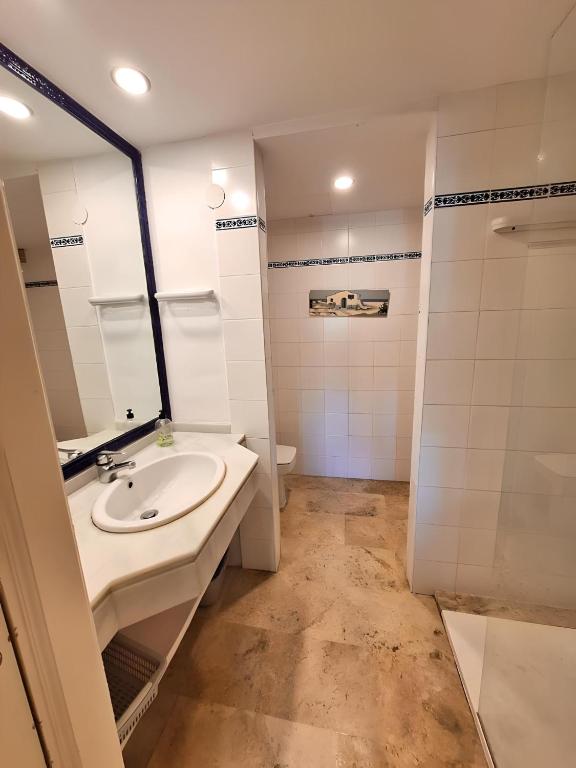 Kúpeľňa v ubytovaní Gorgeous 2BR Apt. w/ Mountain View Puerto Banus
