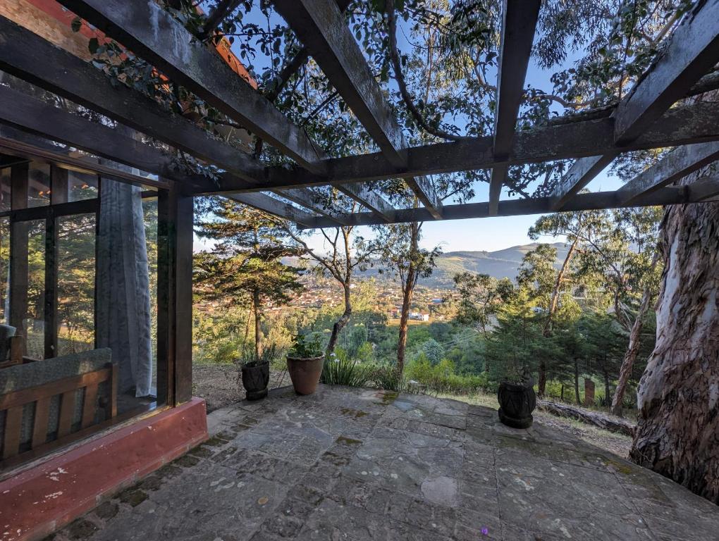 d'une terrasse avec un banc et une vue sur les montagnes. dans l'établissement Rustic lodge Samaipata, à Samaipata