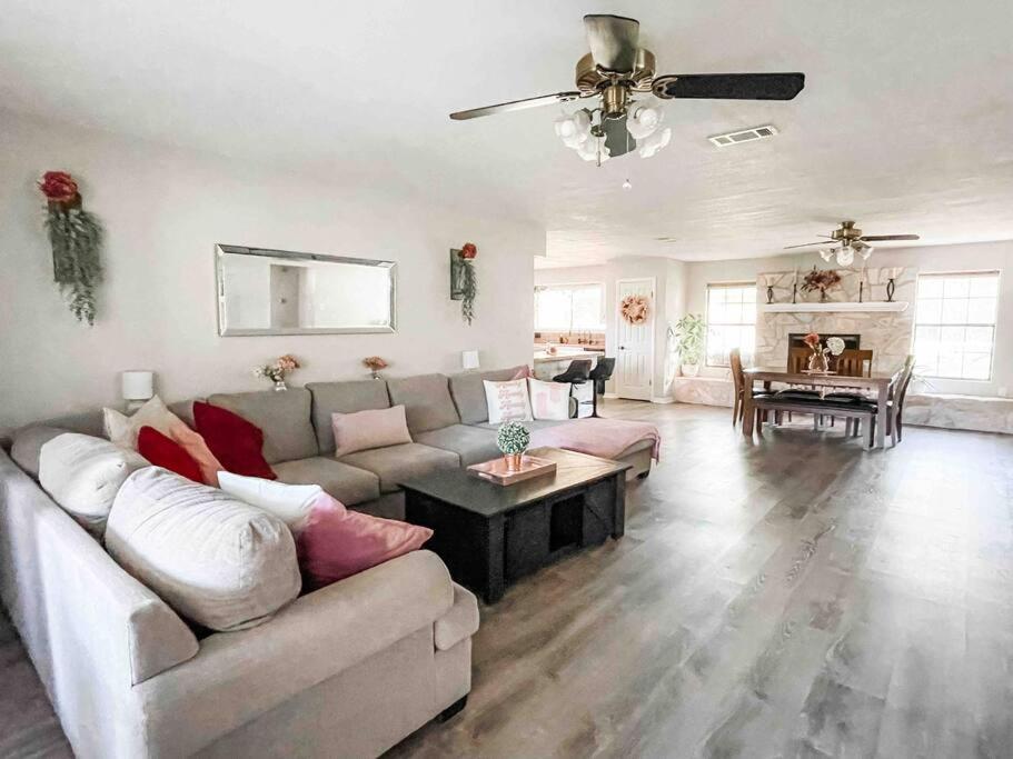 Χώρος καθιστικού στο Spacious Austin Retreat for Families & Groups
