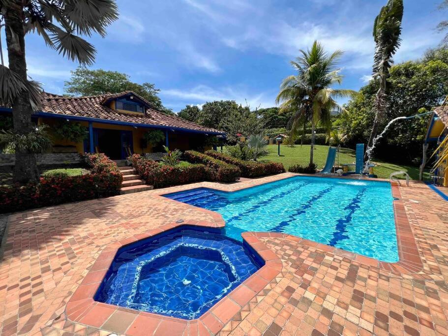 a swimming pool in front of a house at Casa de campo en La Pintada in La Pintada