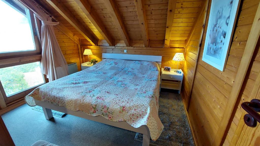 Postel nebo postele na pokoji v ubytování Ferienwohnungen Sonnenhalde mit schöner Aussicht