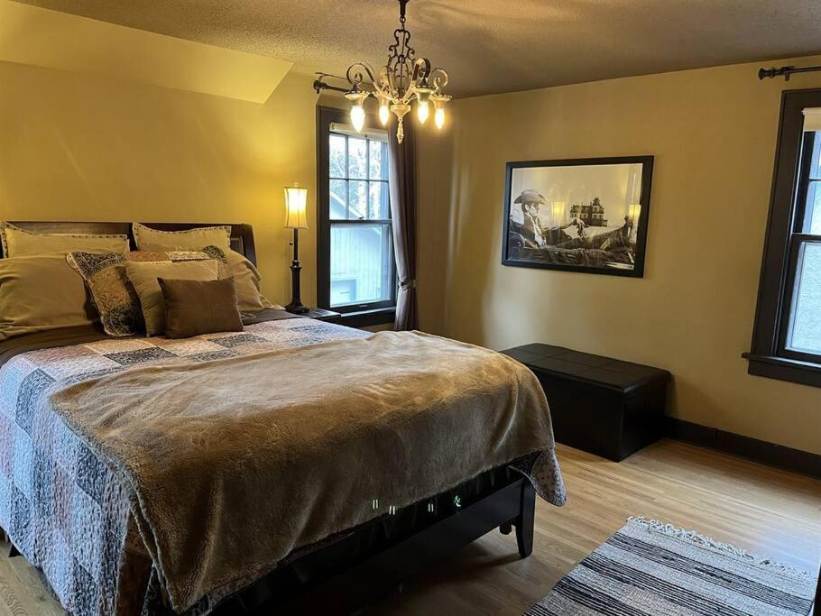 Historic Twin Tudors Inn - Chambre Queen Avec Salle De Bain Partagée