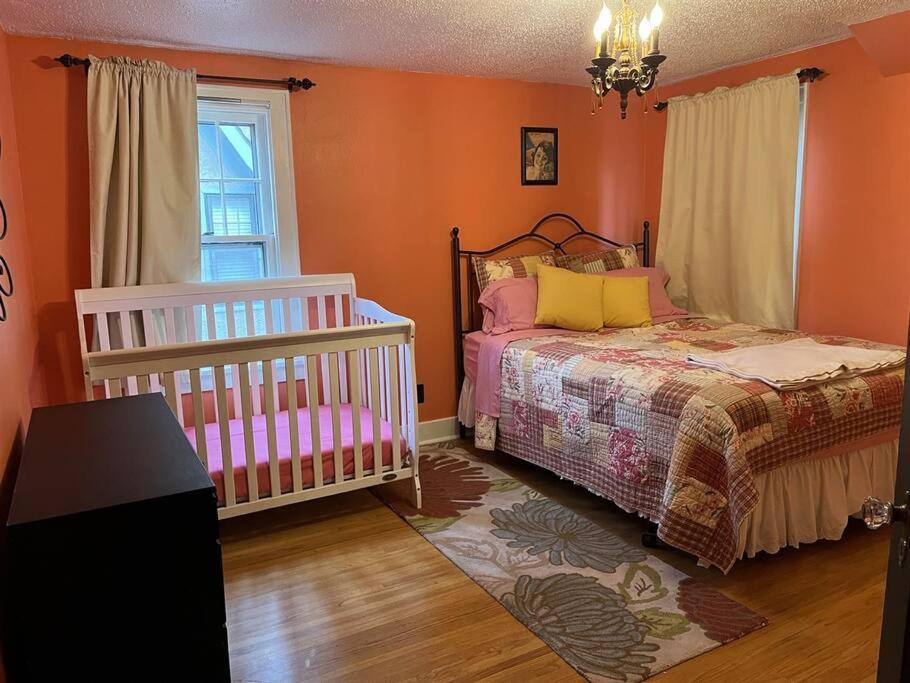 Historic Twin Tudors Inn - Chambre Queen Avec Salle De Bain Partagée