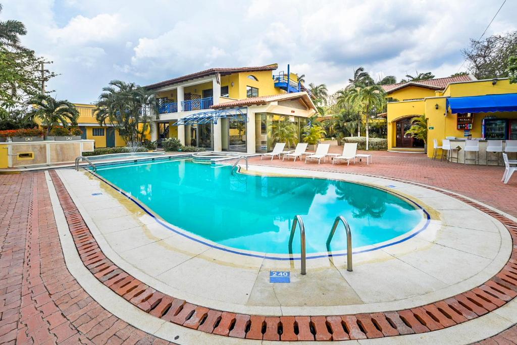 una piscina frente a una casa en Porto Bello Hotel Boutique, en Puerto Colombia