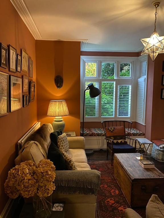 Zona d'estar a Charming & Spacious 2BD House wGarden - Wimbledon