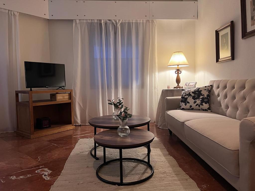 sala de estar con sofá y mesa en Apartamento turistico R. Gonzalez Abreu, en Sevilla
