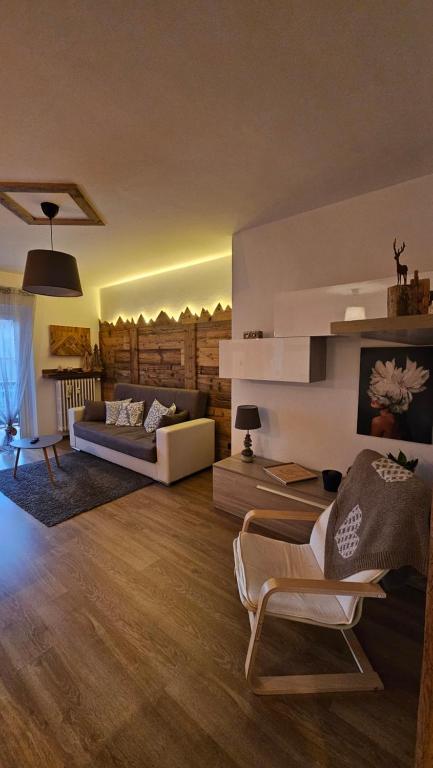 - un salon avec deux canapés et une table dans l'établissement Appartamento "Roby" in pieno centro a Cavalese, à Cavalese