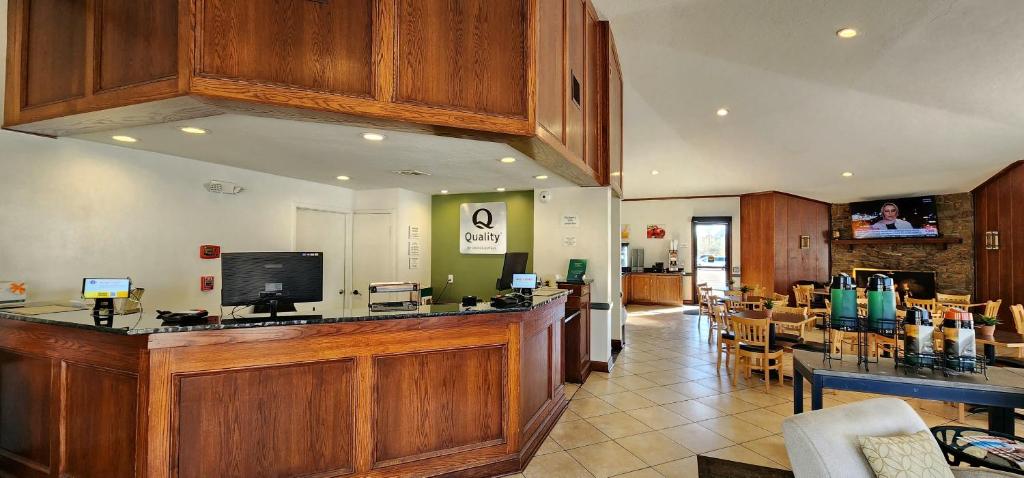 Uma TV ou centro de entretenimento em Quality Inn & Suites Garden Of The Gods