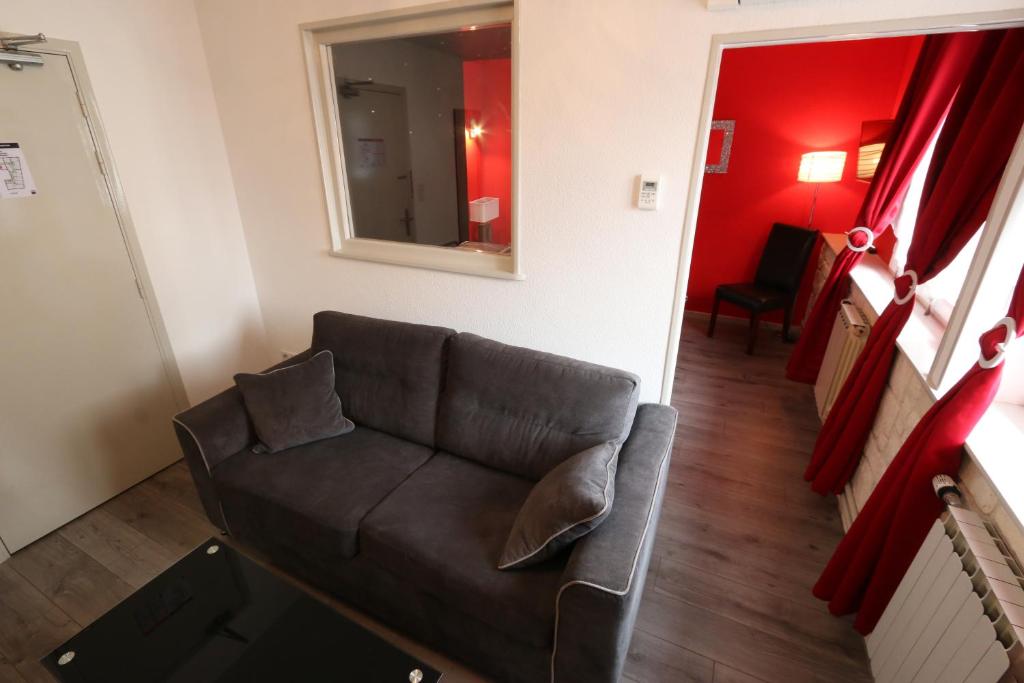 Posezení v ubytování Logis Hôtel Centrotel et Spa Bulles d'Allier