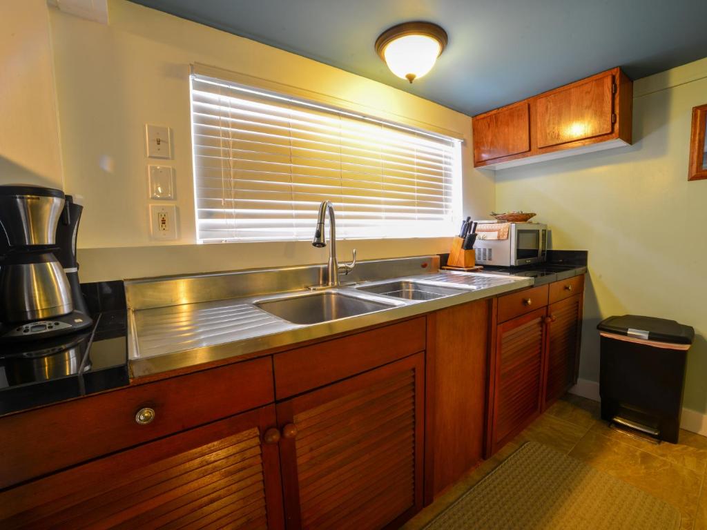 Köök või kööginurk majutusasutuses Wailuku Guesthouse