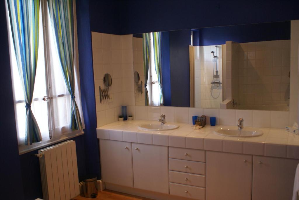 a bathroom with two sinks and a mirror at Chambres d&#39;Hôtes Villa Bellevue in Albi