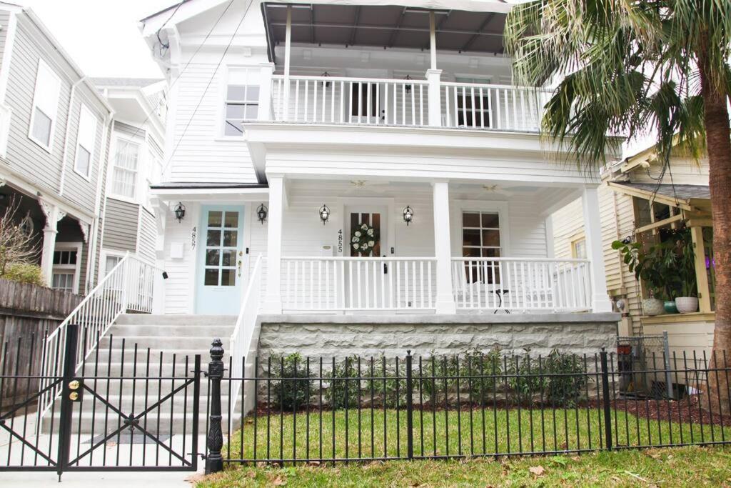 una casa blanca con una valla delante en Magazine Manor W Pool, en Nueva Orleans