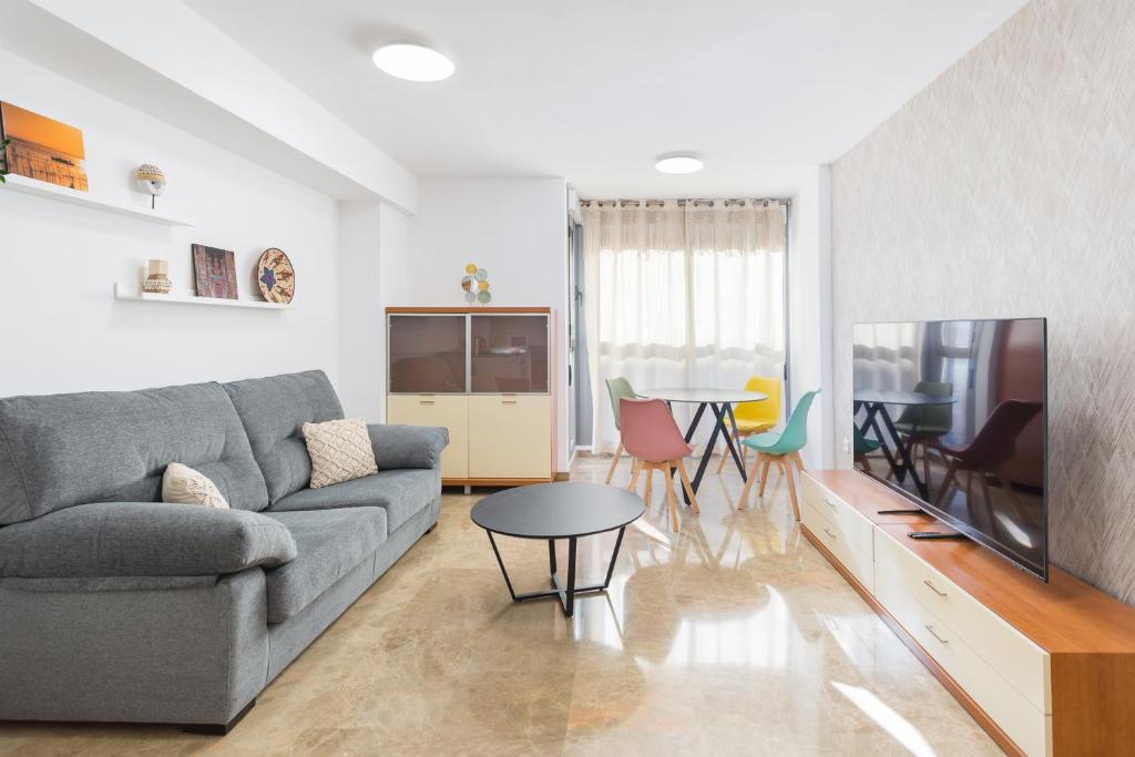 sala de estar con sofá y mesa en Piso familiar cerca del centro, AC y Wifi gratis (PA), en Valencia