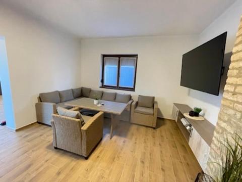 TV a/nebo společenská místnost v ubytování Kukorica Csárda Apartman 2